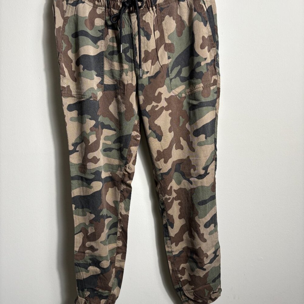 True‎ Religion Camo Rolled Jogger Pants
Size Medium (M/M)